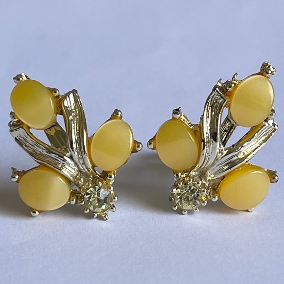 Vintage Yellow Thermoset Rhinestone Climber Clip On Earrings GoldTone 50s Lucite - Picture 1 of 10
